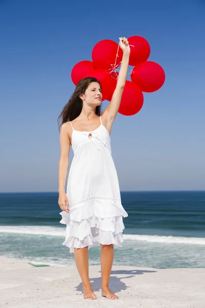 Bella ragazza in possesso di palloncini rossi — Foto Stock