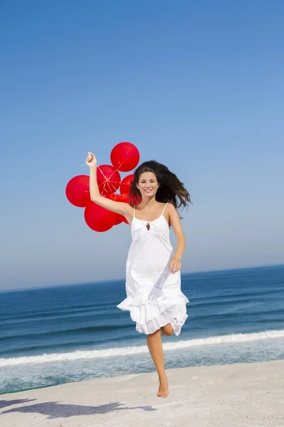 美丽的女孩与红色气球运行 — 图库照片