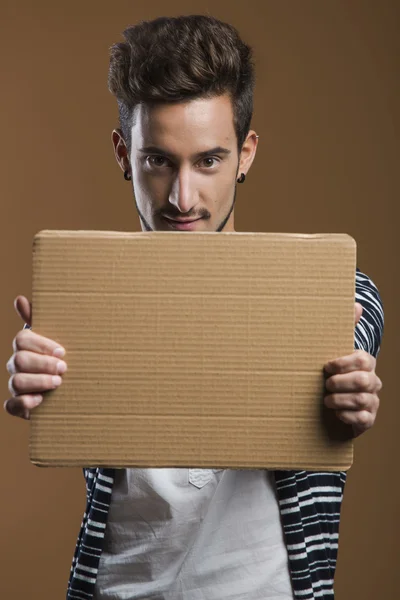 Joven sosteniendo un tablero de cartas — Foto de Stock