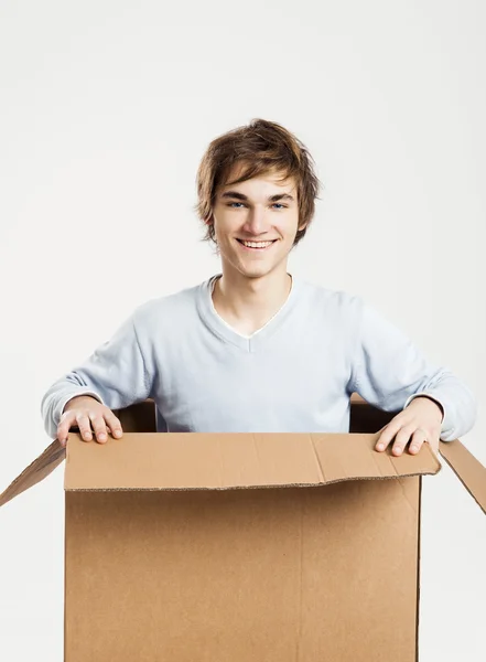 Hombre dentro de una caja de tarjetas — Foto de Stock