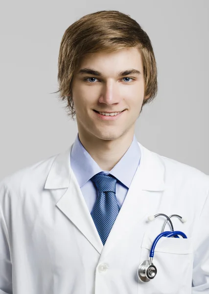 Молодой и красивый врач — стоковое фото