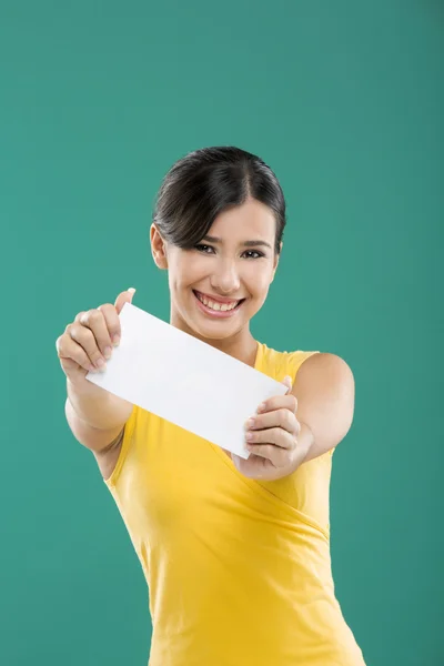 Hält eine weiße Papierkarte in der Hand — Stockfoto