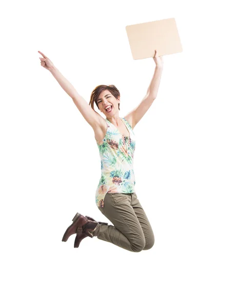 Mulher bonita pulando e segurando um papelão — Fotografia de Stock