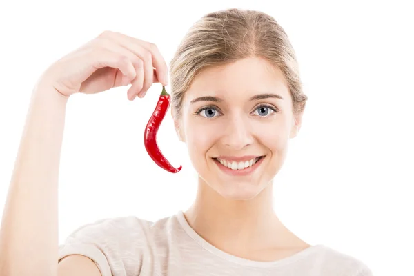 Schöne Frau hält eine rote Chilischote in der Hand — Stockfoto