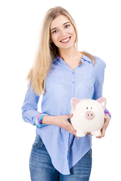 Schöne Frau hält ein Sparschwein — Stockfoto