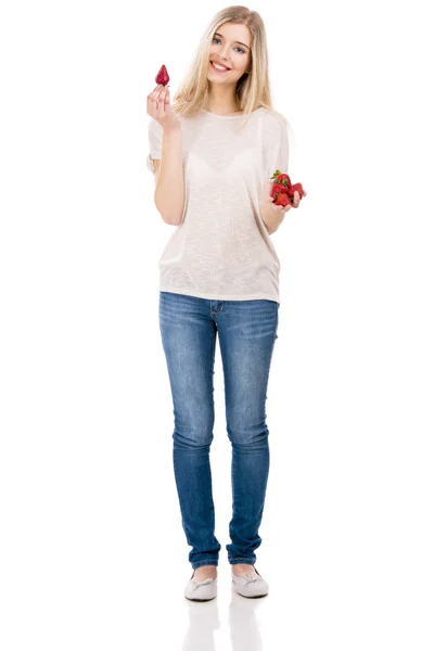 Hermosa mujer con fresas — Foto de Stock