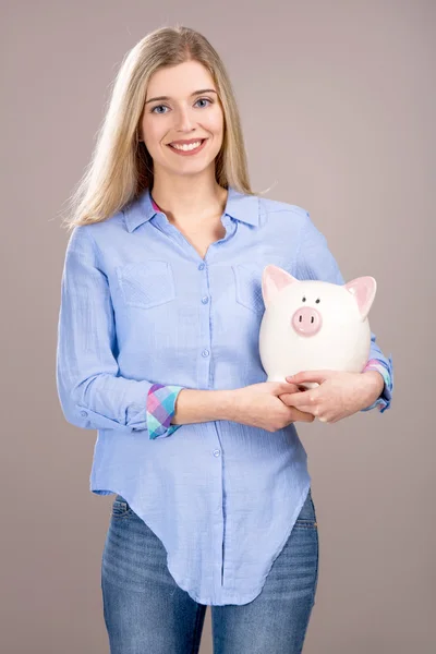 Mulher bonita segurando um banco porquinho — Fotografia de Stock