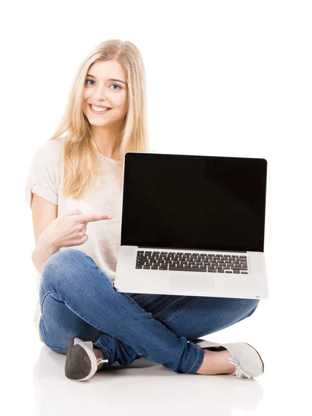 Frau arbeitet am Laptop — Stockfoto