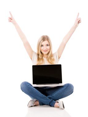 Dizüstü bilgisayarda çalışan bir kadın