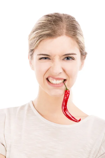 Frau mit albernem Gesicht hält rote Chilischoten in der Hand — Stockfoto