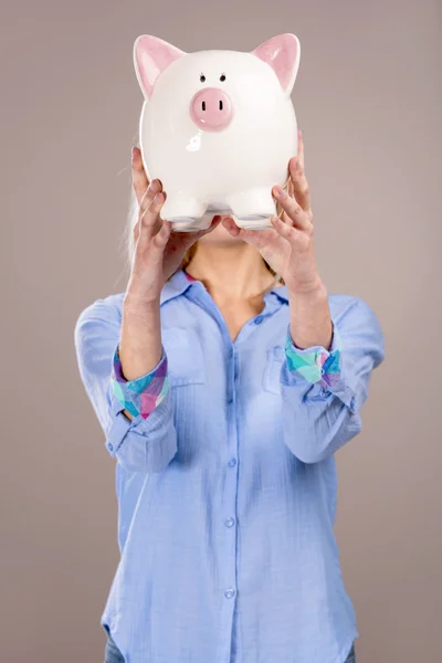 Mooie vrouw met een piggy bank — Stockfoto