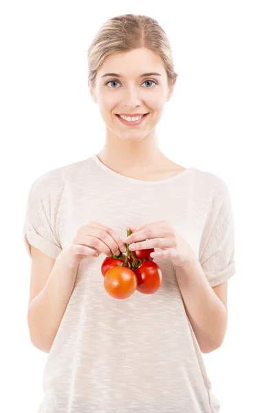 Beaitiful vrouw bedrijf rode tomaten — Stockfoto