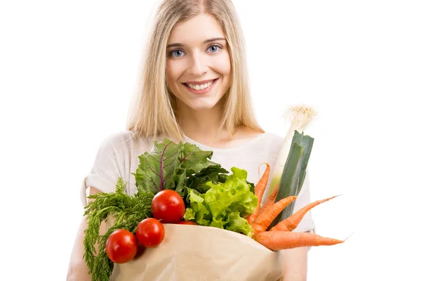 Schöne Frau, die Gemüse trägt — Stockfoto