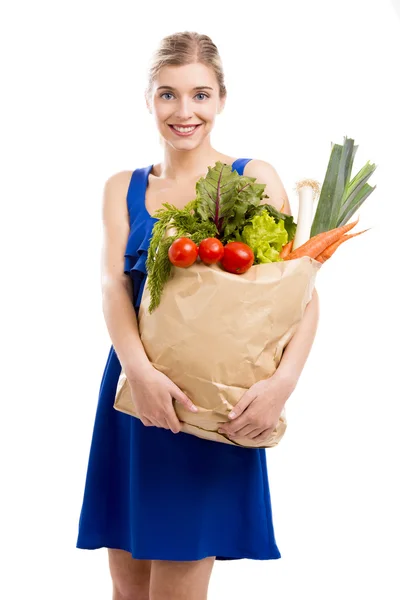 Sebze taşıyan güzel kadın — Stok fotoğraf