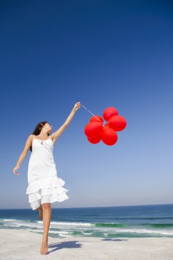 Kırmızı balonlar ile atlama