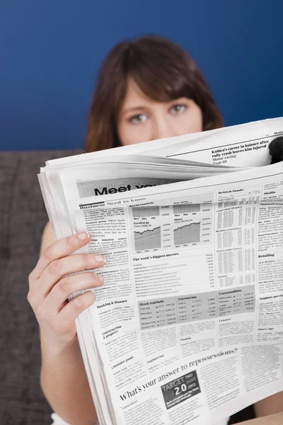 Lendo o jornal — Fotografia de Stock