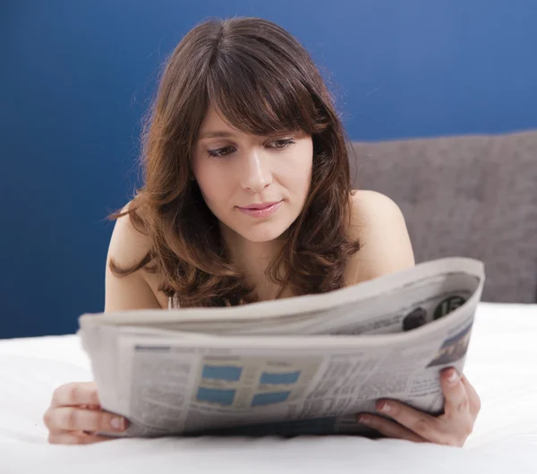 Lendo o jornal — Fotografia de Stock