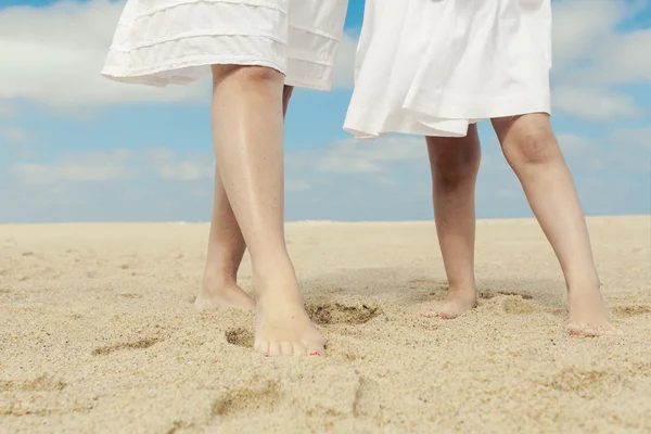 Woman and her daughter on the beach — Stock Photo, Image