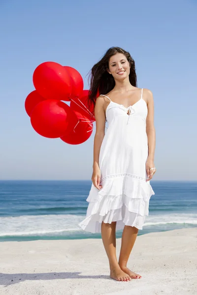 Hermosa chica sosteniendo globos rojos —  Fotos de Stock