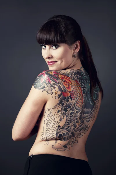 Kvinna med tatueringar — Stockfoto