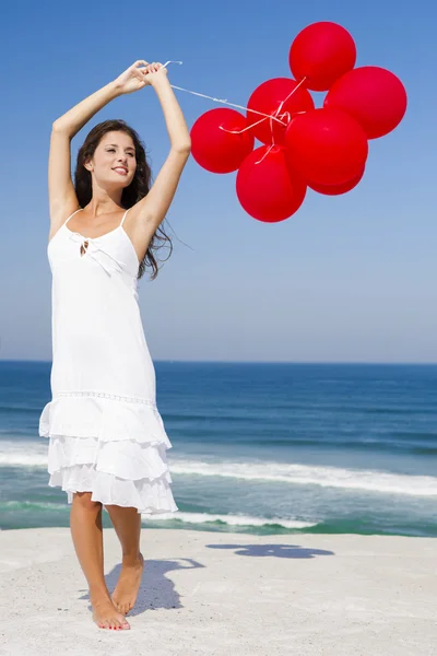 Красива дівчина тримає червоні кульки — стокове фото