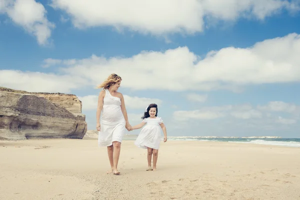 Caminhando na praia — Fotografia de Stock