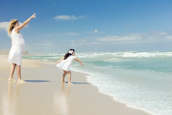 Modher y su hija lanzando piedras — Foto de Stock