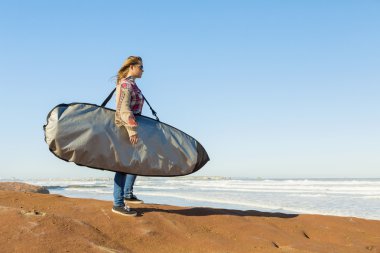 genç kız sahile ulaşması