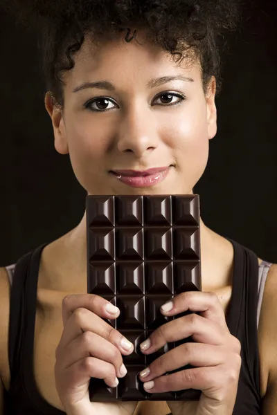 Frau mit einem Schokoriegel — Stockfoto