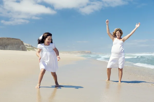 Brincando na praia — Fotografia de Stock