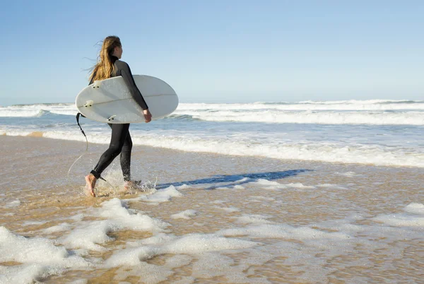 Surfující dospívající dívka běží — Stock fotografie