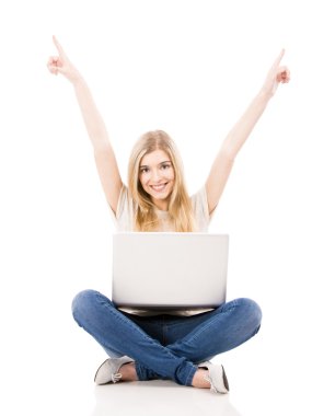 kadın bir dizüstü bilgisayar ve kollarını kaldır