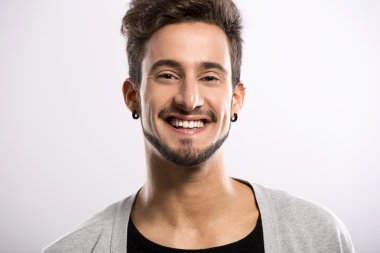 Genç adam gülümsüyor