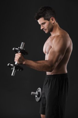 gespierde man tillen gewichten