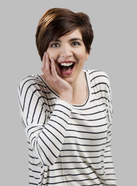 güzel bir kadın gülüyor