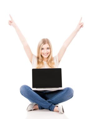 kadın bir dizüstü bilgisayar ve kollarını kaldır