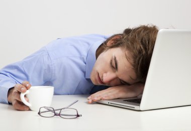 laptop üzerinde uyuyor