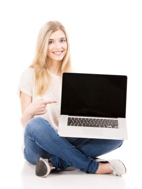 Dizüstü bilgisayarlı kadın