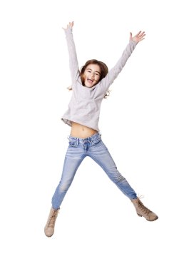 Küçük kız zıplıyor.