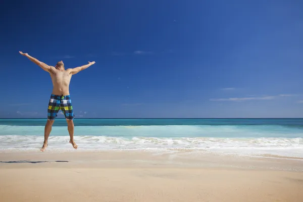 Mężczyzna skaczący po plaży — Zdjęcie stockowe