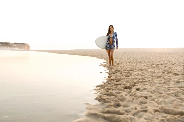 Bella ragazza surfista — Foto Stock