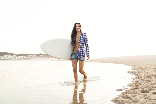 Mooie surfer girl — Stockfoto