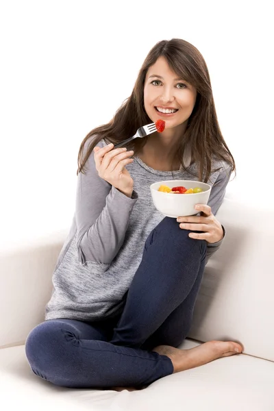 Mujer comiendo ensalada de frutas — Foto de Stock