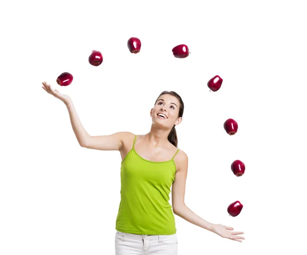 Mujer lanzando manzanas — Foto de Stock