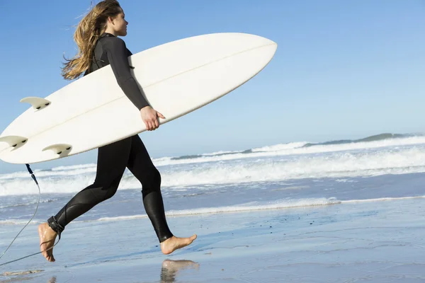 Teenager-Surfermädchen läuft — Stockfoto