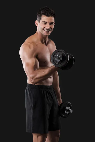 Homem muscular levantando pesos — Fotografia de Stock