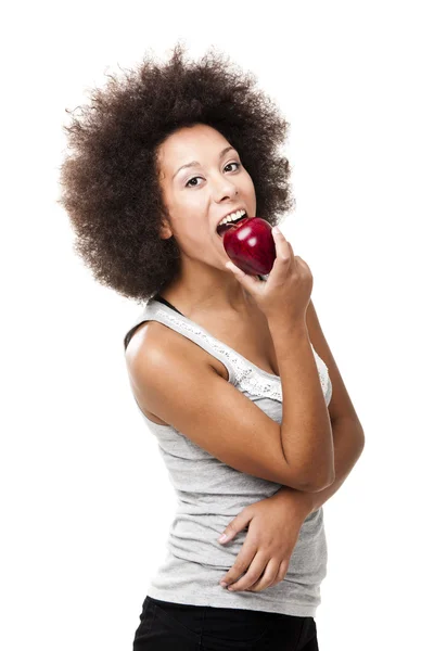 Mujer afroamericana comiendo una manzana — Foto de Stock