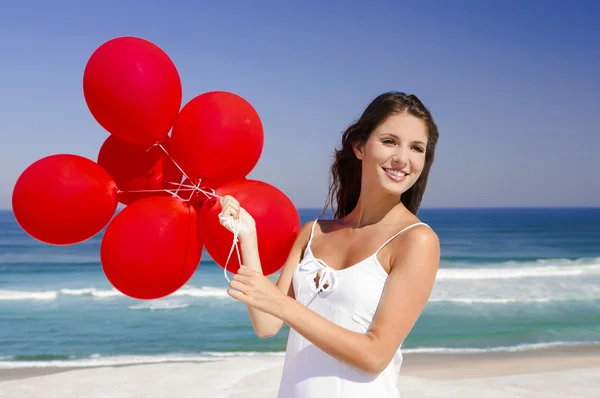 Vacker flicka anläggning röda ballongerkrásná dívka hospodářství červené baňkách — Stock fotografie