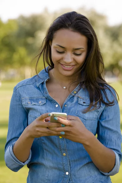 Schöne Frau SMS schreiben — Stockfoto