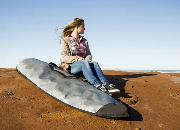 Tonåriga surfaren flicka på stranden — Stockfoto